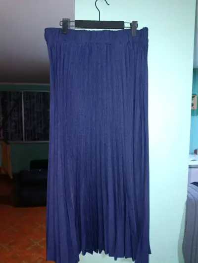 Falda plisada azul eléctrico elegante - miniatura 4
