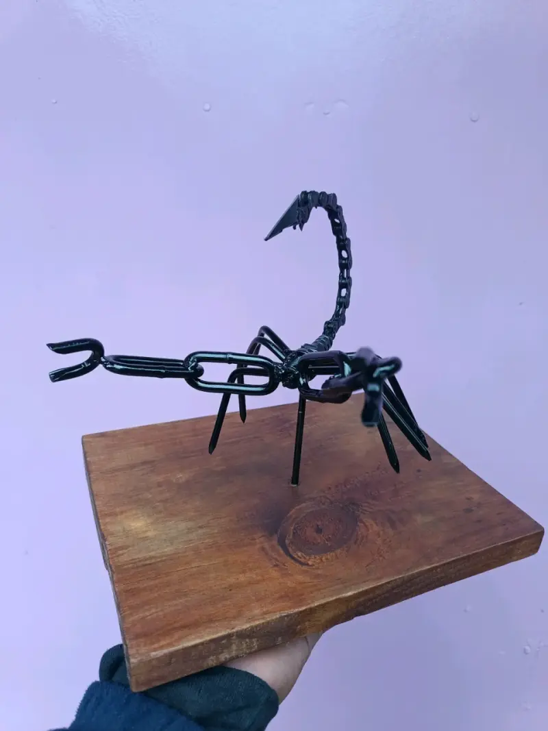 Escultura de escorpión en metal reciclado - 2