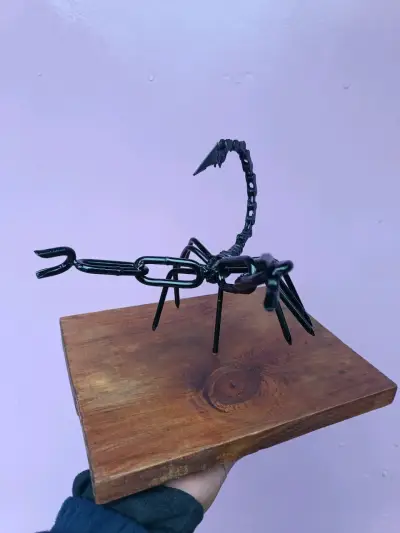Escultura de escorpión en metal reciclado - miniatura 2
