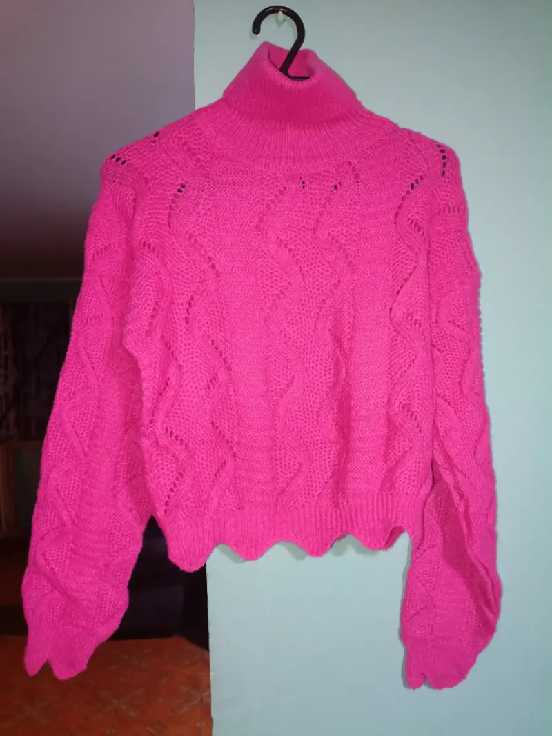 Suéter rosado de cuello alto tejido - 1