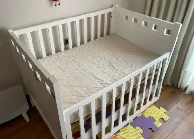 Cuna de madera blanca para bebé en buen estado - miniatura 2