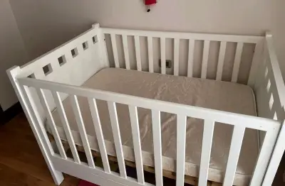 Cuna de madera blanca para bebé en buen estado - miniatura 5