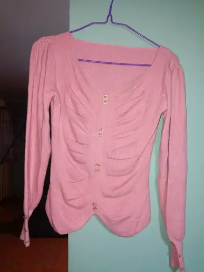 Cardigan rosado con botones decorativos - miniatura 1