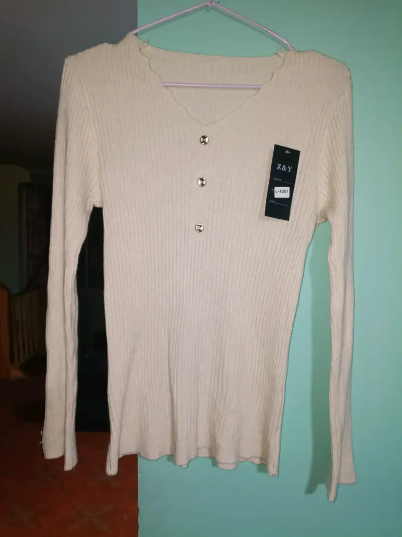 Cardigan rosado con botones decorativos - 2