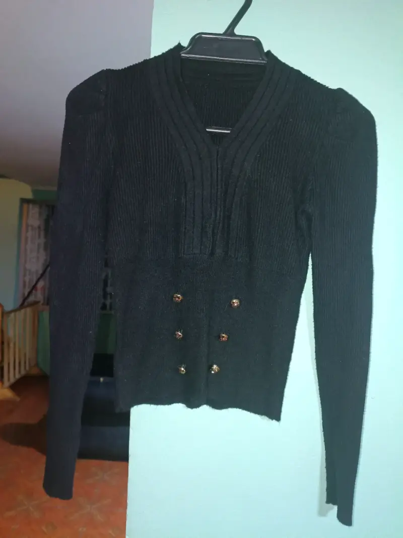 Suéter negro de punto con botones decorativos - 1
