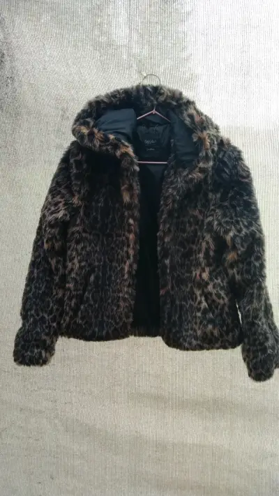 Chaqueta de piel sintética con estampado animal - miniatura 2