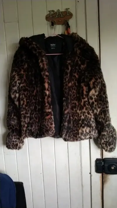 Chaqueta de piel sintética con estampado animal - miniatura 4