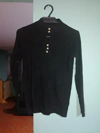 Suéter negro de mujer con botones decorativos - miniatura 1