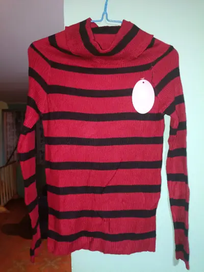 Suéter de rayas rojo y negro para mujer - miniatura 1