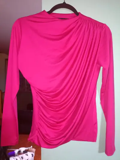 Blusa fucsia con pliegues de manga larga - miniatura 1