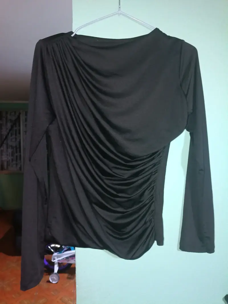 Blusa fucsia con pliegues de manga larga - 5