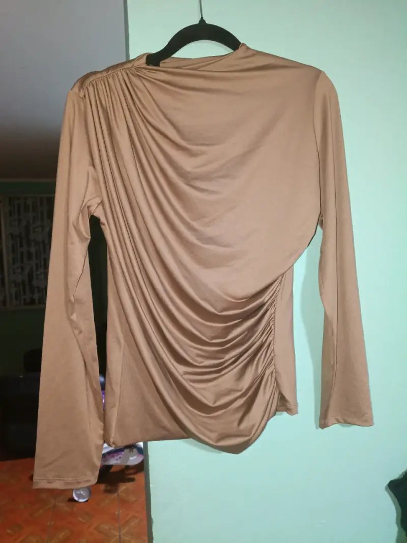 Blusa fucsia con pliegues de manga larga - 6