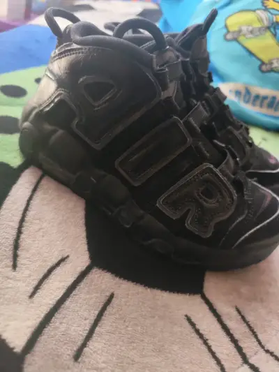 Zapatillas  deportivas negras con diseño llamativo - miniatura 1