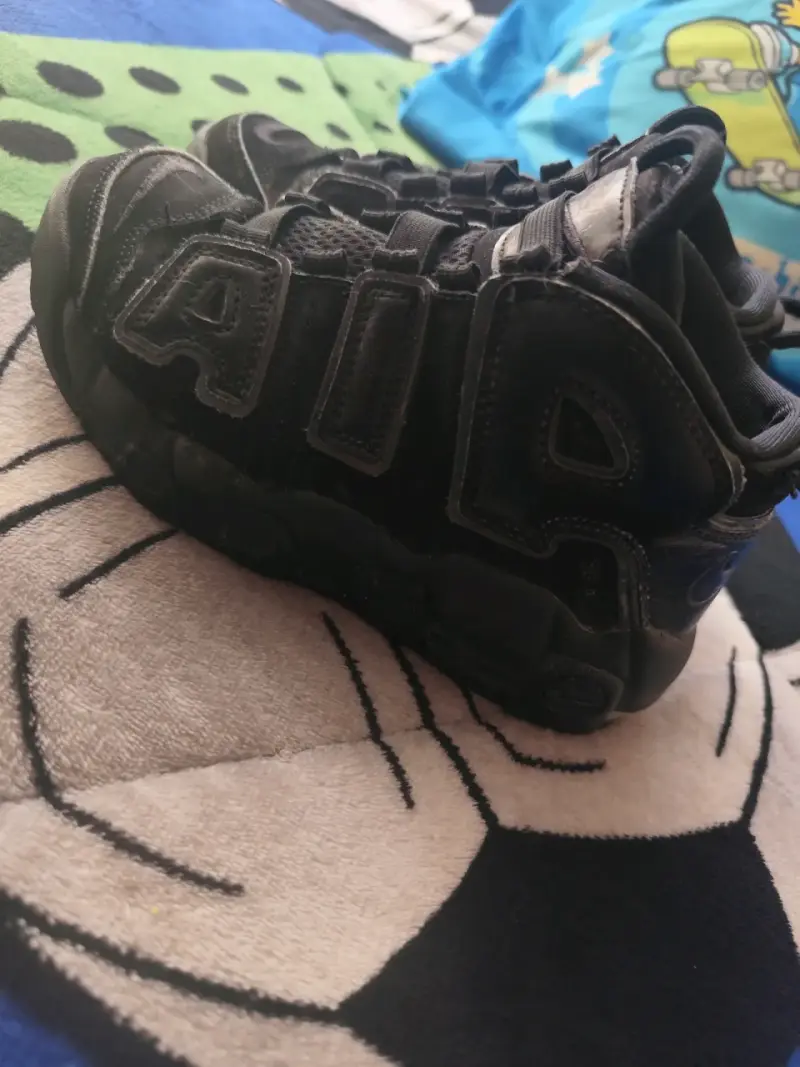 Zapatillas deportivas negras con diseño llamativo - 2