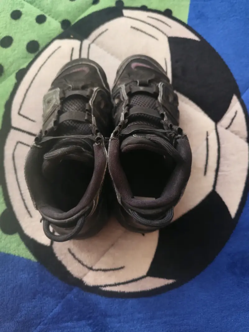 Zapatillas deportivas negras con diseño llamativo - 3