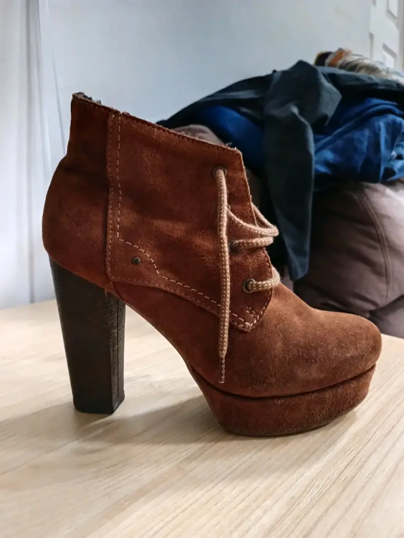 Botines de gamuza marrón con tacón alto - 2