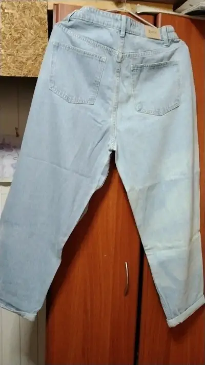 Jeans de mezclilla azul claro para mujer - miniatura 2