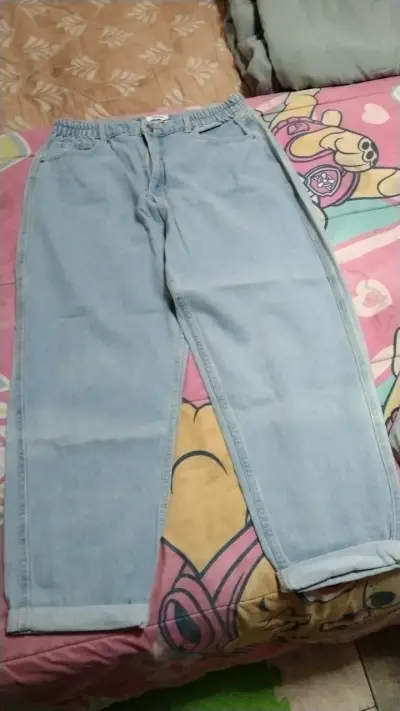 Jeans de mezclilla azul claro para mujer - miniatura 4