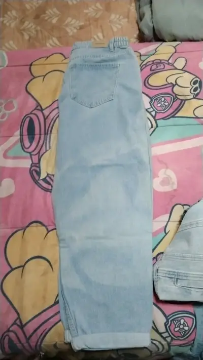 Jeans de mezclilla azul claro para mujer - miniatura 5