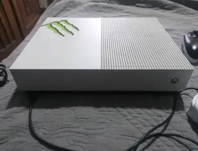 SE VENDE XBOX ONE S EDICION DIGITAL - miniatura 3