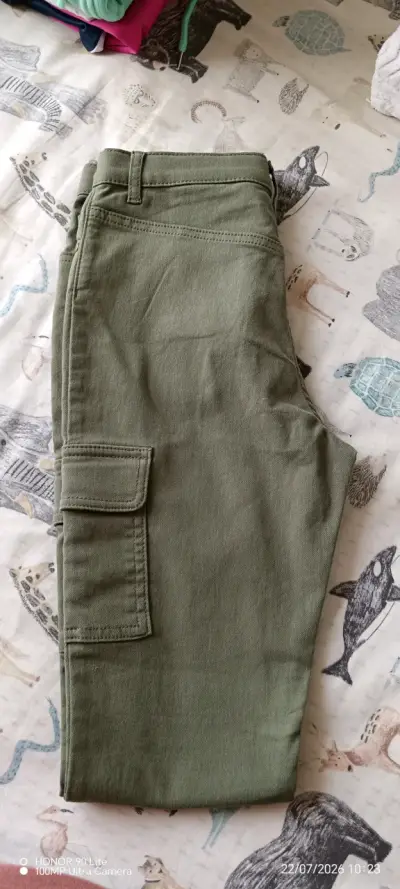 Pantalón cargo verde oliva para mujer - miniatura 2