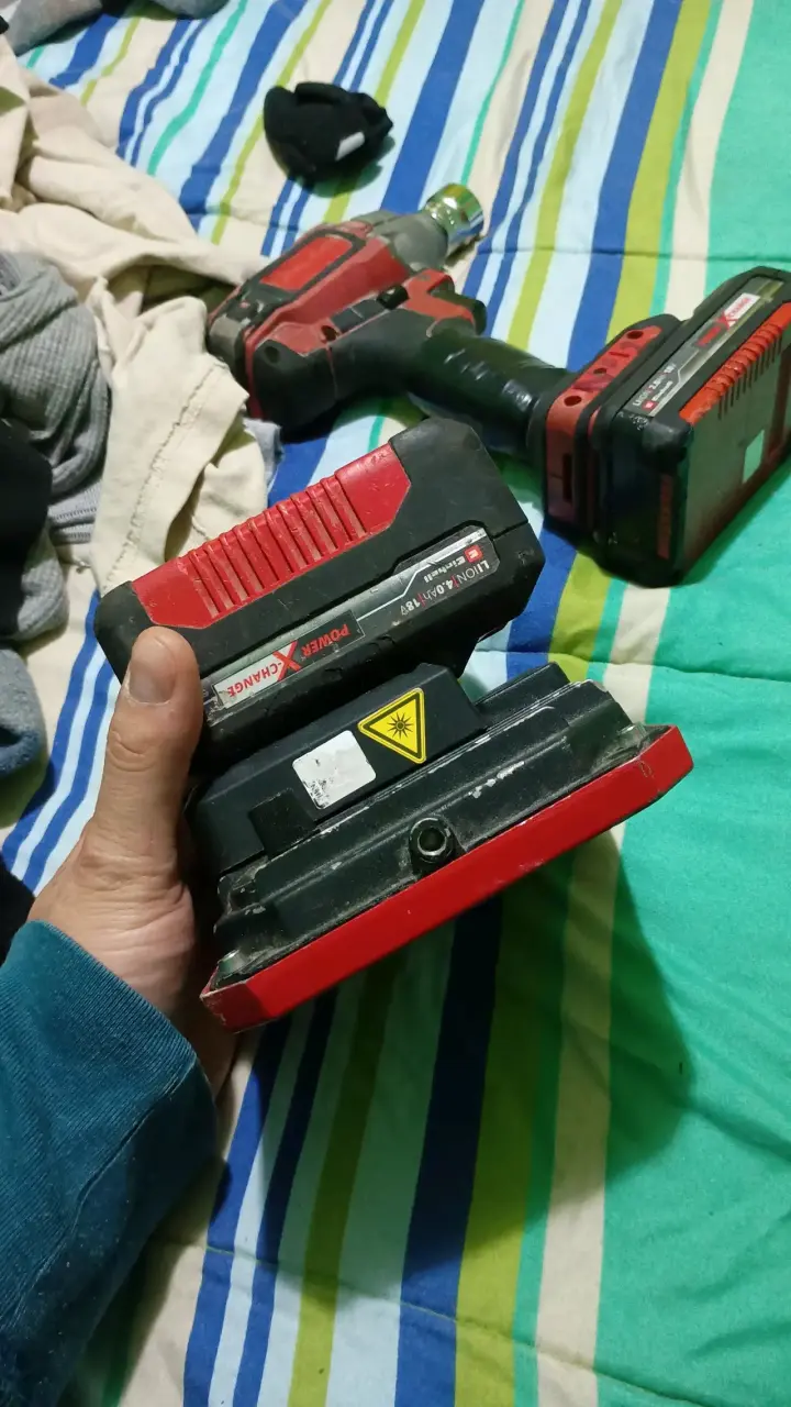 Taladro de inpacto y foco con sus baterías