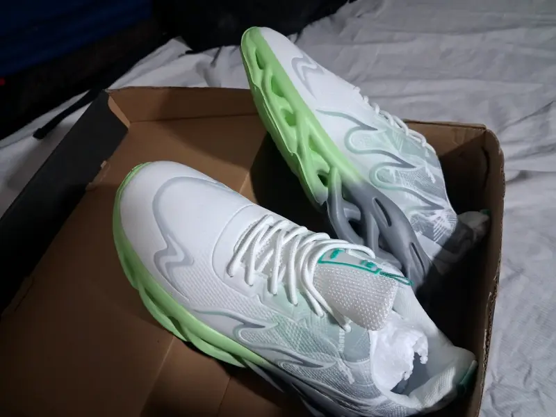 Zapatillas deportivas blancas con suela verde - 1
