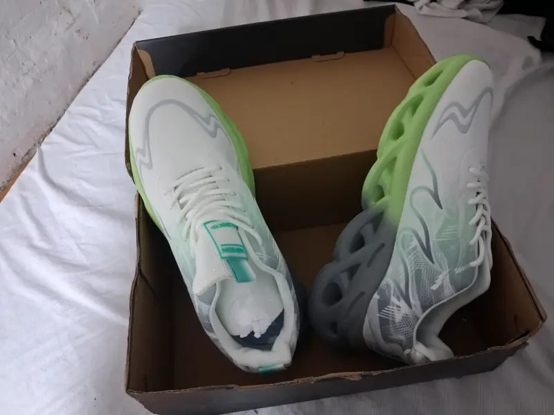 Zapatillas deportivas blancas con suela verde - 2