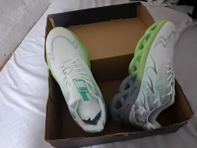 Zapatillas deportivas blancas con suela verde - miniatura 2