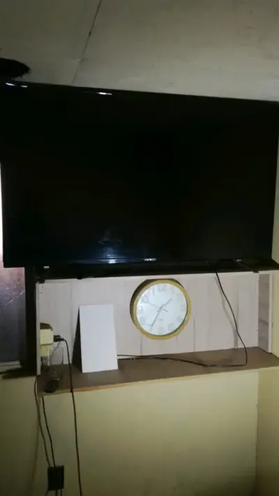 Televisor LED de 56 pulgadas en buen estado - miniatura 1