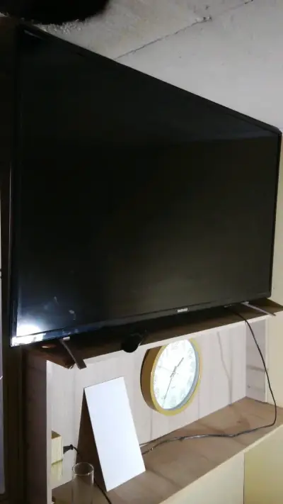 Televisor LED de 56 pulgadas en buen estado - miniatura 2