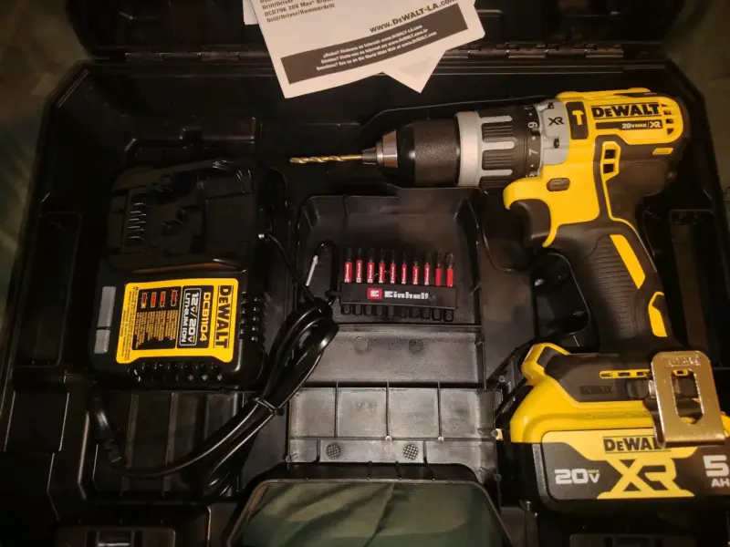 Taladro Inalámbrico DeWalt 20V XR con Accesorios - 1
