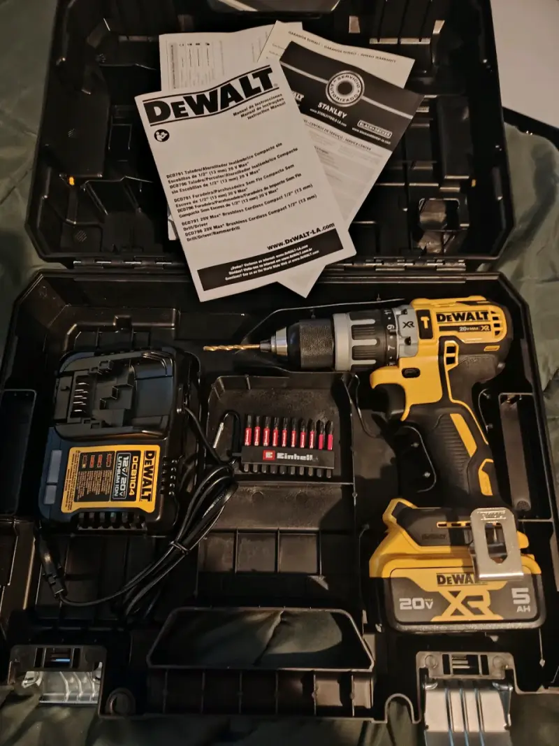 Taladro Inalámbrico DeWalt 20V XR con Accesorios - 2