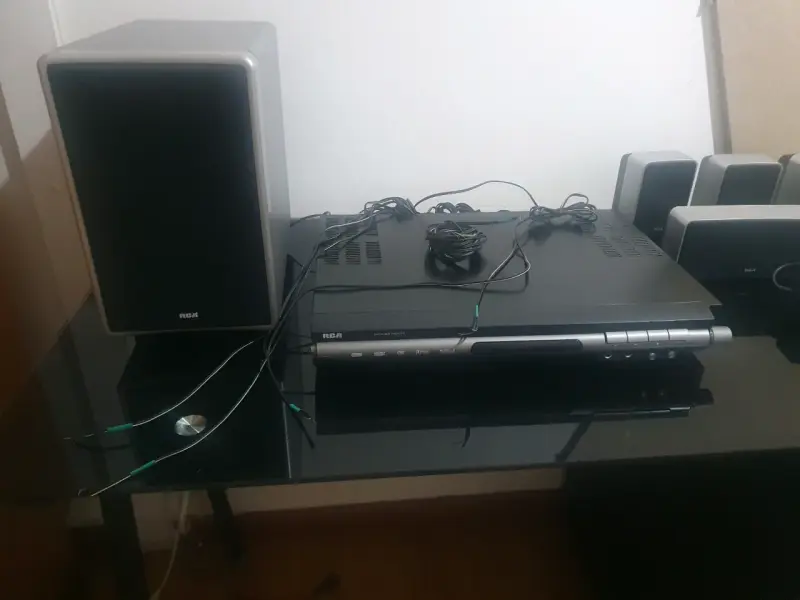 Sistema de sonido RCA con parlantes - 2