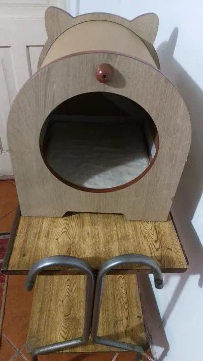 Casa de madera para gatos con diseño acogedor - miniatura 1