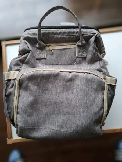 Mochila de pañales gris con múltiples compartimentos - miniatura 1