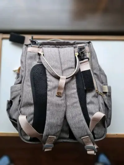 Mochila de pañales gris con múltiples compartimentos - miniatura 2
