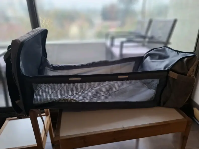 Mochila de pañales gris con múltiples compartimentos - 3