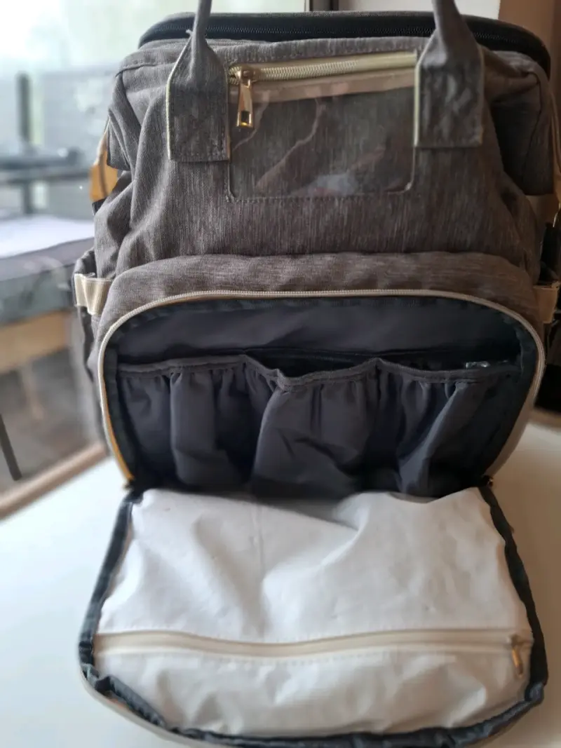 Mochila de pañales gris con múltiples compartimentos - 4