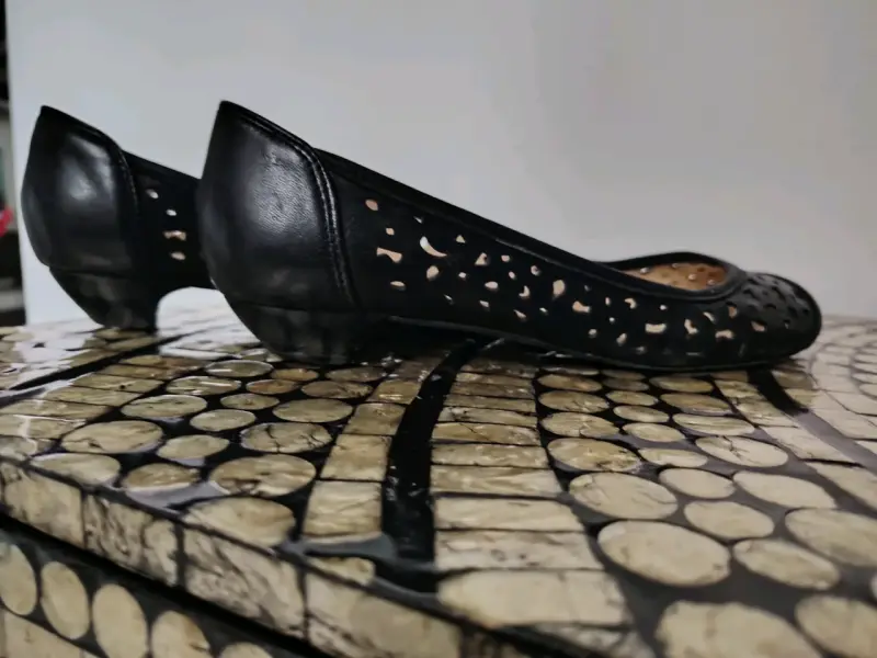 Zapatos planos negros con diseño calado - 1