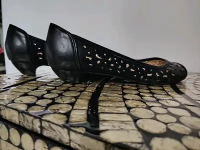 Zapatos planos negros con diseño calado - miniatura 1