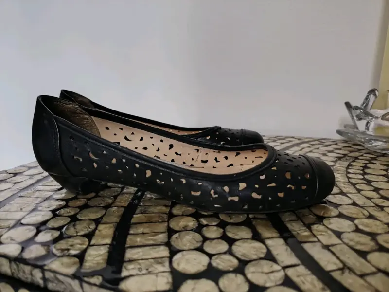 Zapatos planos negros con diseño calado - 2