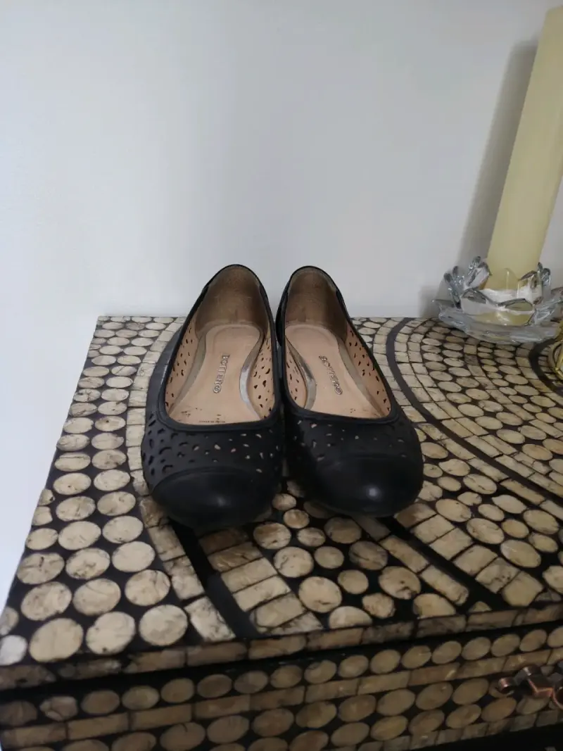 Zapatos planos negros con diseño calado - 3