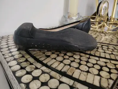 Zapatos planos negros con diseño calado - miniatura 4