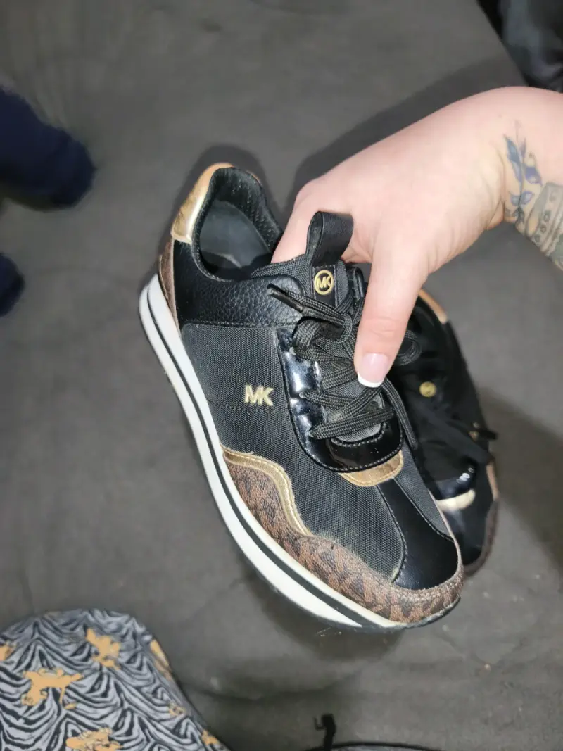 Zapatillas deportivas negras y doradas MK para mujer - 1