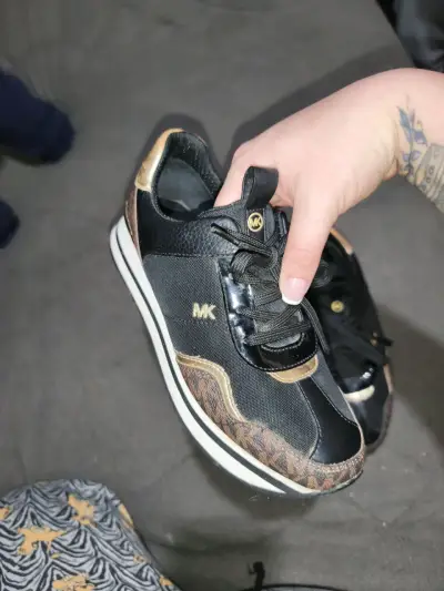 Zapatillas deportivas negras y doradas MK para mujer - miniatura 1