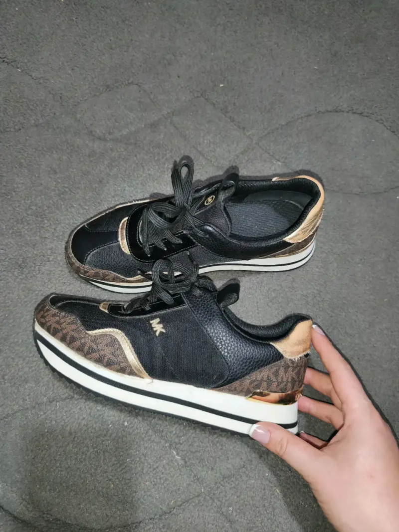 Zapatillas deportivas negras y doradas MK para mujer - 2