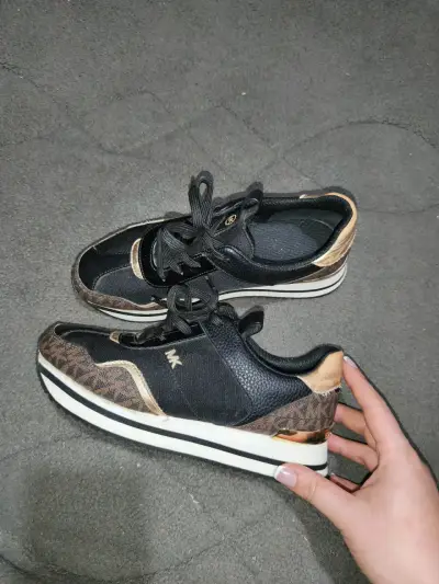 Zapatillas deportivas negras y doradas MK para mujer - miniatura 2