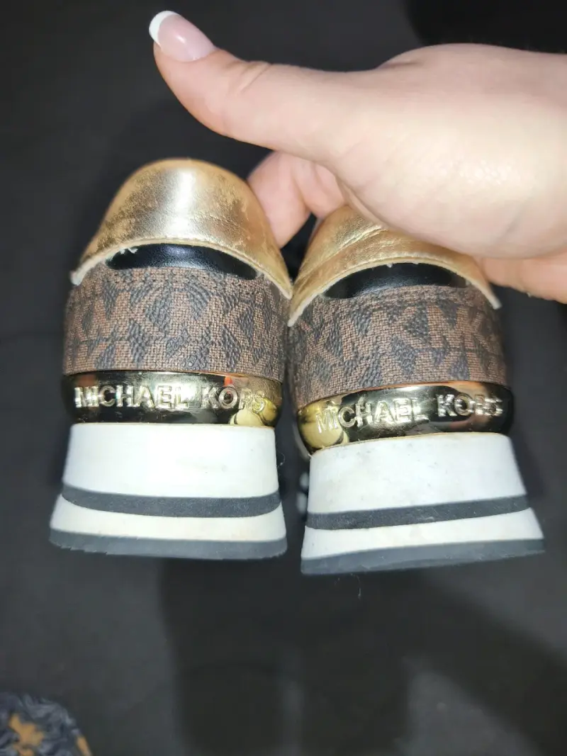 Zapatillas deportivas negras y doradas MK para mujer - 3