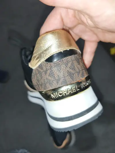 Zapatillas deportivas negras y doradas MK para mujer - miniatura 4